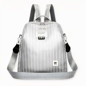 Entdecken Sie diesen hübschen Schulrucksack. Er hat mehr als einen Trick in seinem Rucksack! Er bietet Platz für einen Computer, Bücher und alles, was Sie brauchen, um mit geschlossenen Augen zu lernen und zu arbeiten. Dank des wasserdichten Materials wird Ihr Computer unterwegs nicht nass. Sie können sogar Ihr Mittagessen darin verstauen, ohne sich Sorgen darüber machen zu müssen, dass es in Ihrer Tasche Platz wegnimmt. Ein tolles Accessoire!