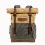 Gehen Sie mit Ihrem Vintage-Rucksack aus Kunstleder auf dem Rücken auf Abenteuerreise. Der Rolltop-Verschluss sorgt für einen besseren Halt Ihrer Sachen und ist wasserabweisend. Dieser wasserdichte Rucksack ist ideal für Wanderungen im Wald oder für einen Wochenendausflug. In den zahlreichen Fächern können Sie Ihre wertvollen Gegenstände wie Telefon und Portemonnaie leicht organisieren.