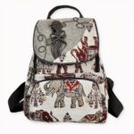Ein Rucksack im Boho-Stil mit Ethno-Print für Frauen, die sich einen originellen Vintage-Look wünschen. Lassen Sie sich von diesem Damen-Rucksack mit Elefanten-Stickerei verführen, der Sie auf eine Reise mitnehmen wird.