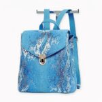Unser Lederrucksack für Damen ist ein unverzichtbares Accessoire, um Ihren Look zu vervollständigen.