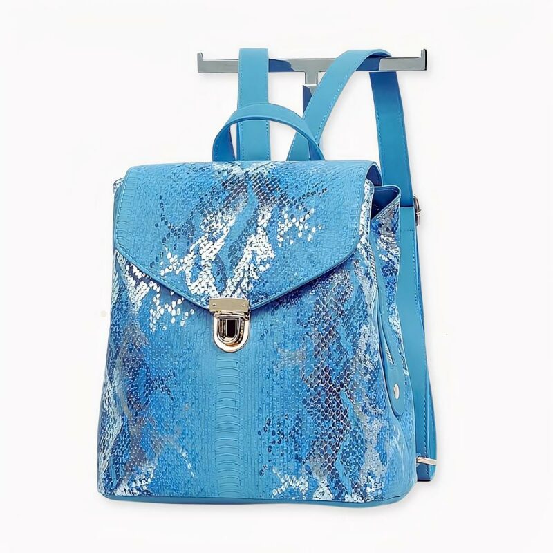 Unser Lederrucksack für Damen ist ein unverzichtbares Accessoire, um Ihren Look zu vervollständigen.