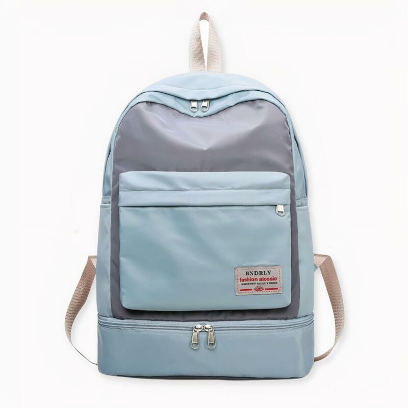 Sie gehen gerne ins Fitnessstudio, schwimmen, machen Yoga oder trainieren? Entdecken Sie diesen sportlichen Rucksack aus Nylon! Ein schöner Rucksack, der sowohl für seinen Charme als auch für seine Praktikabilität geschätzt wird. Der Rucksack verfügt über ein geräumiges Fach, in dem Sie alles Wichtige für Ihre Trainingseinheiten unterbringen können.