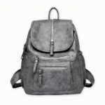 Dieser hübsche Rucksack aus Kunstleder im Vintage-Look wird Sie auf all Ihren Abenteuern begleiten! Er wird bald ein Muss in Ihrer Garderobe sein. Die vielen Taschen mit Reißverschluss verleihen ihm einen modernen Look und ermöglichen es Ihnen, all Ihre Sachen zu verstauen und überall mit hin zu nehmen!