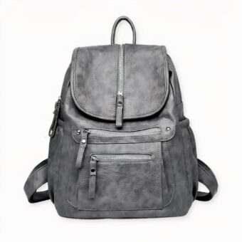 Dieser hübsche Rucksack aus Kunstleder im Vintage-Look wird Sie auf all Ihren Abenteuern begleiten! Er wird bald ein Muss in Ihrer Garderobe sein. Die vielen Taschen mit Reißverschluss verleihen ihm einen modernen Look und ermöglichen es Ihnen, all Ihre Sachen zu verstauen und überall mit hin zu nehmen!