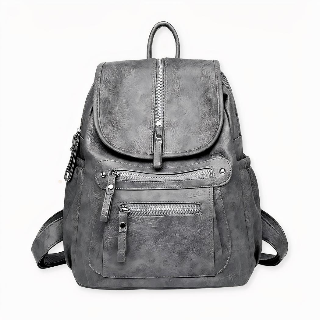 Dieser hübsche Rucksack aus Kunstleder im Vintage-Look wird Sie auf all Ihren Abenteuern begleiten! Er wird bald ein Muss in Ihrer Garderobe sein. Die vielen Taschen mit Reißverschluss verleihen ihm einen modernen Look und ermöglichen es Ihnen, all Ihre Sachen zu verstauen und überall mit hin zu nehmen!