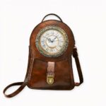 Machen Sie eine Zeitreise mit diesem Vintage-Rucksack aus Lederimitat, der eine Uhr darstellt! Erhältlich in rot, schwarz und braun, wählen Sie die Farbe, die am besten zu Ihnen passt. Seine originelle Form, die goldenen Details und die lebensechte Uhr machen ihn zu einem einzigartigen Rucksack voller Charme!