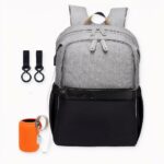 Zweifarbige Tücher sind in Mode! Mit dieser hübschen zweifarbigen Wickeltasche können auch Sie als Mutter diesen Trend mitmachen. Da sie neutral ist, passt sie perfekt zu jedem Kleidungsstil. Aber sie wird Ihnen auch das Leben erleichtern, wenn Sie mit Ihrem Baby unterwegs sind, da sie über ein großes Fach und Taschen verfügt.