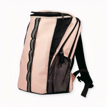Entdecken Sie diesen wunderschönen Sportrucksack, der groß genug ist, um Ihre Tennisschläger oder Ihre Yogamatte und Turnschuhe zu verstauen. Wirklich praktisch, wenn man sich nach dem Büro umziehen muss, um zum Sport zu gehen, ohne noch einmal nach Hause zu gehen. Er ist wasserdicht und rosa und wird alle mädchenhaften und sportlichen Seelen begeistern!