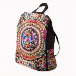 Dies ist ein Damen-Rucksack, der allen Frauen gefallen wird, die einen originellen Look bevorzugen. Lassen Sie sich von diesem Rucksack aus Leinen im ethnischen Stil verführen. Bunt und von Hand bestickt, macht Sie dieses hochwertige Accessoire einzigartig und schön. Er passt perfekt zu einem Boho-, Eleganz- oder Vintage-Outfit.