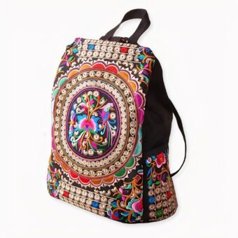 Dies ist ein Damen-Rucksack, der allen Frauen gefallen wird, die einen originellen Look bevorzugen. Lassen Sie sich von diesem Rucksack aus Leinen im ethnischen Stil verführen. Bunt und von Hand bestickt, macht Sie dieses hochwertige Accessoire einzigartig und schön. Er passt perfekt zu einem Boho-, Eleganz- oder Vintage-Outfit.