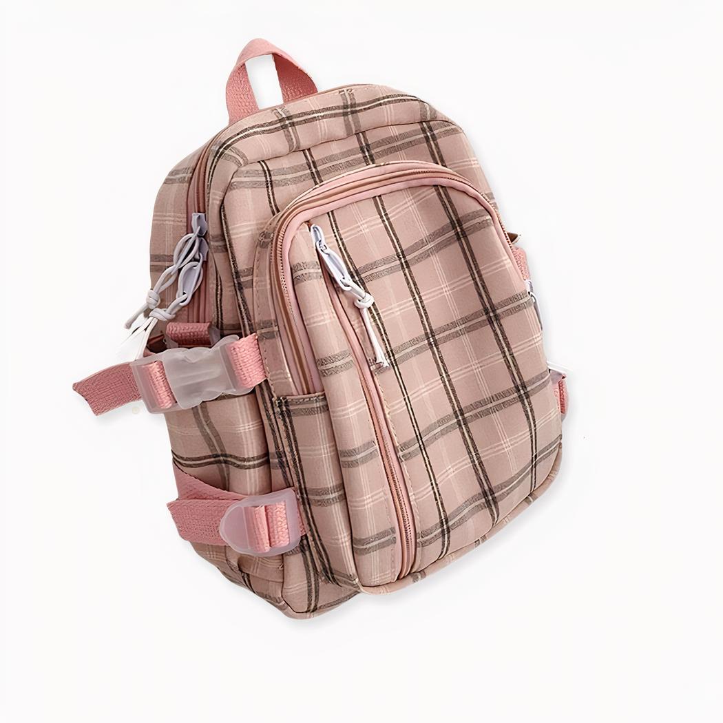 Karierter Damen-Rucksack im Preppy-Stil auf hellgrauem Hintergrund.