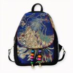 Entdecken Sie diesen wunderschönen, glänzenden Vintage-Rucksack. Dies ist der ideale Rucksack für Frauen, die sich gerne im Retro-Look kleiden, aber auch gerne die Aufmerksamkeit auf sich ziehen. Der Rucksack ist mit Pailletten verziert, die ihm einen funkelnden Glanz verleihen. Mit diesem farbenfrohen und glitzernden Damenrucksack werden Sie nie unbemerkt bleiben.