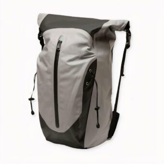 Schwimmen Sie gerne oder machen Sie Flusswanderungen? Dieser wasserdichte Rucksack mit großem Fassungsvermögen wird Ihnen bei Ihren nächsten Ausflügen nützlich sein. Er ist robust, leicht und hat verstellbare und gepolsterte Schultergurte, die das Tragen erleichtern. Aber mehr noch, dieser Rucksack aus PVC ist wasserdicht. Er wird Ihre persönlichen Gegenstände und Vorräte sicher vor Wasser schützen.