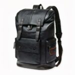 Dieser Rucksack aus schwarzem Leder ist perfekt für Ihre Reisen.