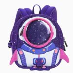 auf einem hellen Hintergrund ist ein lila Rucksack mit einem Fenster wie ein Astronautenhelm zu sehen