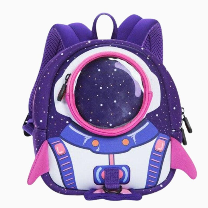 auf einem hellen Hintergrund ist ein lila Rucksack mit einem Fenster wie ein Astronautenhelm zu sehen