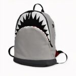 Kleiner grauer 3D-Hai-Rucksack, gute Qualität und sehr trendy.