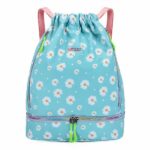 Wasserdichter Sportrucksack für Frauen blau mit weißen Blumen und weißem Hintergrund