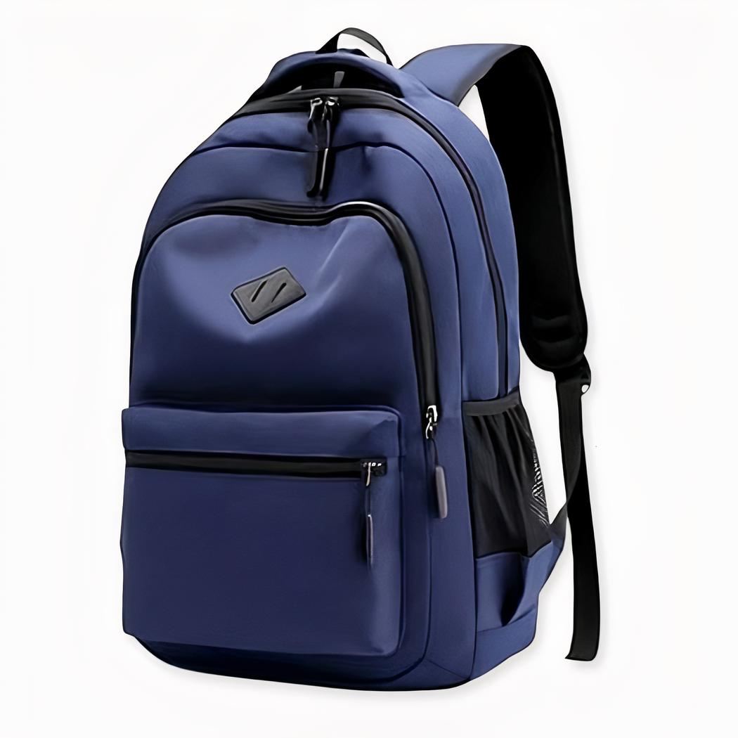 Einfarbig blauer Rucksack mit Schulterriemen mit weißem Hintergrund