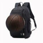 Trainieren Sie gerne? Hier ist ein sportlicher Rucksack, der Ihnen bei Ihren Trainingseinheiten nützlich sein wird. Wir lieben sein klassisches, cooles und sportliches Design. Aber was uns an diesem Trainingsrucksack am meisten gefällt, ist seine Praktikabilität. Er ist bequem zu tragen.