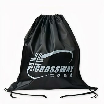 Rucksack aus dünnem, schwarzem Stoff mit weißer Beschriftung. Er ist mit schwarzen Kordeln ausgestattet.