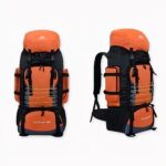 Sehr großer orangefarbener Wanderrucksack mit weißem Hintergrund
