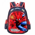 Lustiger Spider-Man Schulrucksack in blau und rot mit weißem Hintergrund
