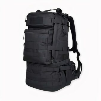 Schwarzer Militärrucksack mit großer Kapazität auf hellgrauem Hintergrund.