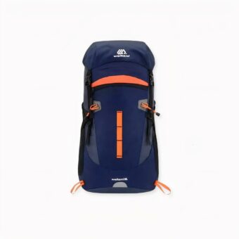 Großer 50L Skirucksack auf hellgrauem Hintergrund.