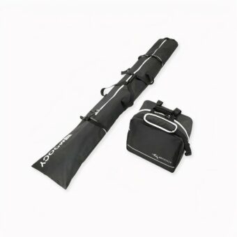 Rucksack für Snowboard oder Skier mit Stiefelaufbewahrungstasche auf hellgrauem Hintergrund.