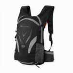 Ultraleichter, wasserdichter Rucksack mit einem Fassungsvermögen von 16 l in schwarzer Ausführung auf hellgrauem Hintergrund.
