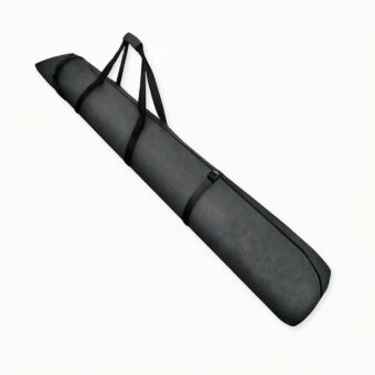 Wasserdichter, längenverstellbarer Ski- oder Snowboard-Rucksack auf hellgrauem Hintergrund.