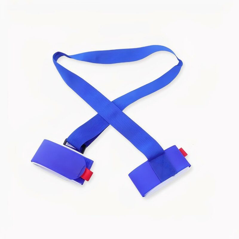 IMG_Sangle d’épaule pour Ski_Snowboard Schultergurt für Ski oder Snowboard auf hellgrauem Hintergrund.