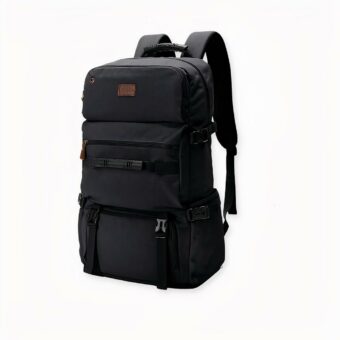 Reiserucksack aus Canvas im Militärstil auf hellgrauem Hintergrund.