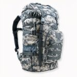 Großer Militärrucksack mit 50l Fassungsvermögen auf hellgrauem Hintergrund.