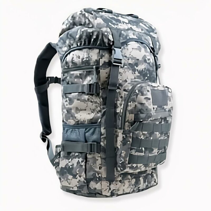 Großer Militärrucksack mit 50l Fassungsvermögen auf hellgrauem Hintergrund.