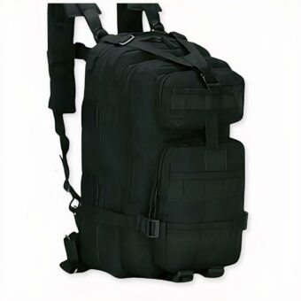 30L Militärrucksack in Schwarz auf hellgrauem Hintergrund.