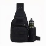 Militärischer Einschulter-Rucksack mit Feldflaschenfach schwarz mit weißem Hintergrund