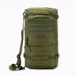Militärischer Rucksack mit Laptopfach auf hellgrauem Hintergrund.
