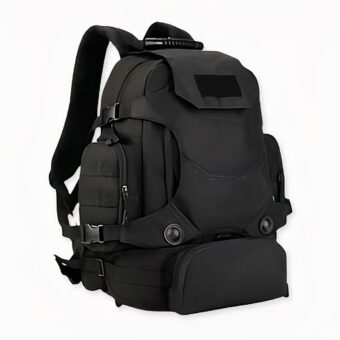 Multifunktionaler 3-in-1 Militärrucksack mit 40 l Fassungsvermögen auf hellgrauem Hintergrund.