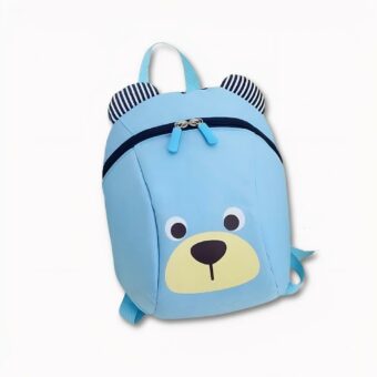 Roter Teddybär-Rucksack für Kinder mit einer weißen Wand als Hintergrund,