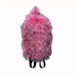 Eleganter, flauschiger Pelzrucksack in rosa auf sehr hellem grauem Hintergrund.