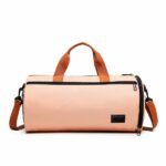 Sportliche Handtasche für Männer und Frauen in rosa mit weißem Hintergrund