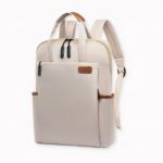 Suchen Sie einen praktischen und modischen Rucksack, der Ihre Sachen sicher und trocken hält? Dann ist unser wasserdichter Rucksack für Geschäftsfrauen genau das Richtige für Sie! Hergestellt aus robusten Materialien und mit einem eleganten Design ist dieser Rucksack perfekt, um Ihre Sachen unterwegs organisiert zu halten. Egal, ob Sie durch die Straßen von New York City oder in ein neues Land reisen, dieser Rucksack hält Ihnen den Rücken frei.