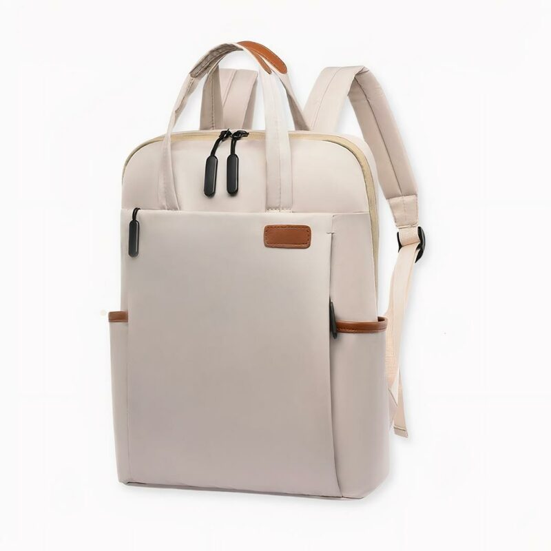 Suchen Sie einen praktischen und modischen Rucksack, der Ihre Sachen sicher und trocken hält? Dann ist unser wasserdichter Rucksack für Geschäftsfrauen genau das Richtige für Sie! Hergestellt aus robusten Materialien und mit einem eleganten Design ist dieser Rucksack perfekt, um Ihre Sachen unterwegs organisiert zu halten. Egal, ob Sie durch die Straßen von New York City oder in ein neues Land reisen, dieser Rucksack hält Ihnen den Rücken frei.