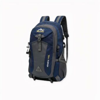 Skirucksack mit USB auf hellgrauem Hintergrund.