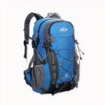 Skirucksack mit Wirbelsäulenanpassung in blauer Ausführung auf hellgrauem Hintergrund.