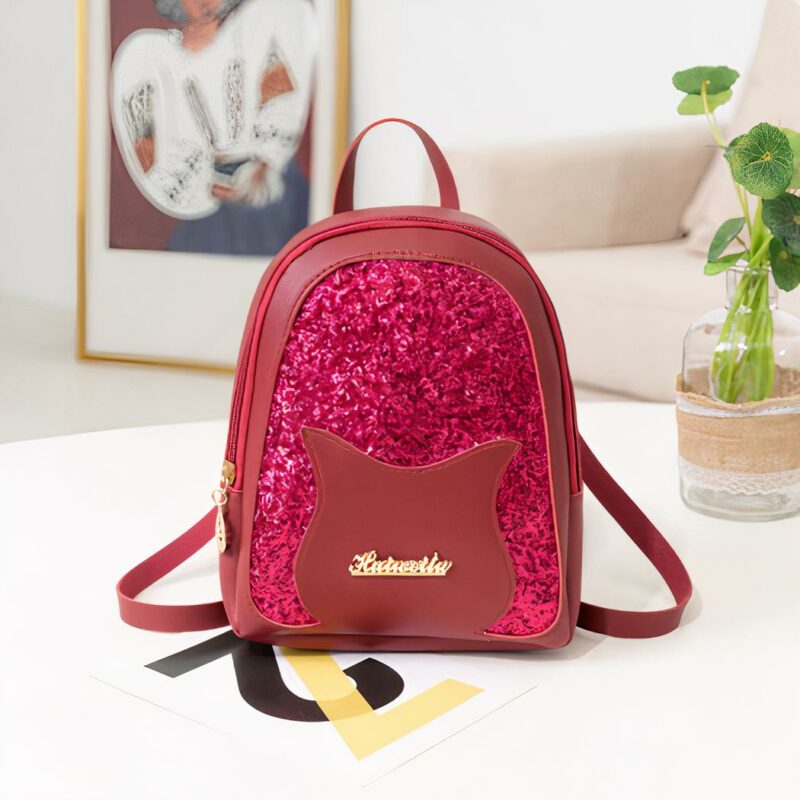 Mini Glitter-Rucksack für Mädchen in Bordeaux mit einem Fotorahmen auf einem Tisch in einem Haus