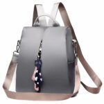 Oxford Rucksack mit Anhänger für Frauen in rosa und grau mit weißem Hintergrund