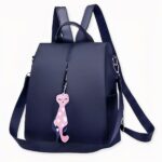 Dieser kleine Oxford Rucksack mit Anhänger für Damen ist ein echter Hingucker! Er ist sehr schlicht und wird Ihr wichtigster Verbündeter sein, wenn es darum geht, Ihrem Outfit einen trendigen Touch zu verleihen. Außerdem lässt sich diese Tasche leicht mit Ihrer gesamten Garderobe kombinieren. Der hübsche Anhänger verleiht ihr einen Hauch von Originalität und macht sie zu einer zeitlosen und einzigartigen Tasche!
